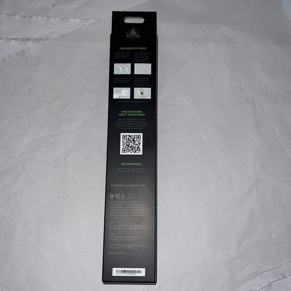 New!! 2023 Disney Holiday Classic Mickey and Friends MagicBand+ - Picture 10 of 11